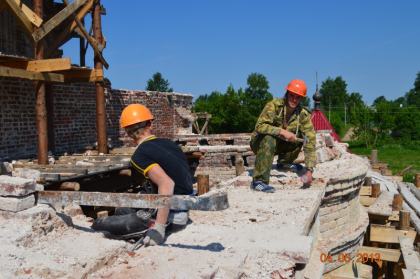 Закладка первых кирпичей в стены церкви Архистратига Михаила